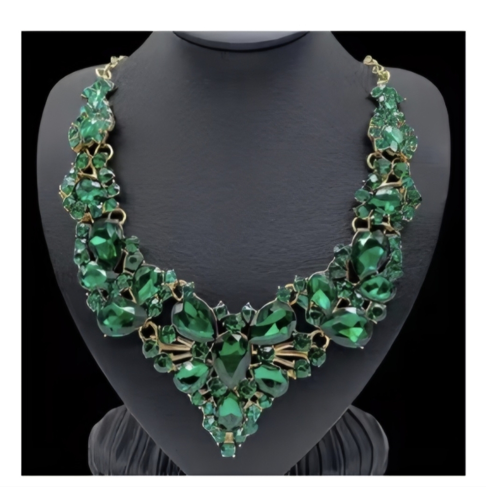 NEW GLAMOROUS GREEN GEMSTONE NECKLACE
